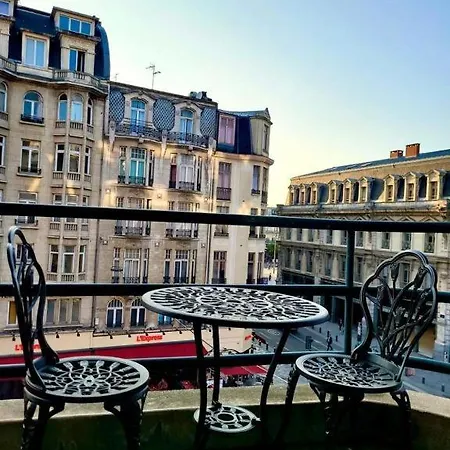 Incontournable In Front Of Gare Flandres